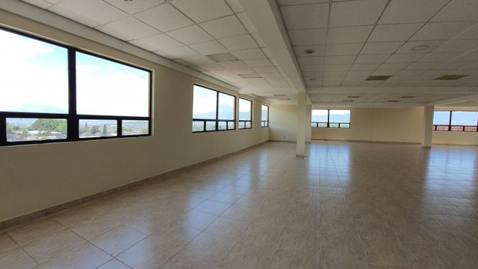 En Alquiler Local con 240m2 en Zona 13 Las Americas