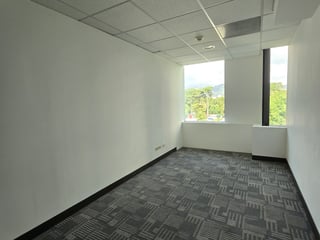 En renta oficina comercial en Europlaza Zona 14 - 2