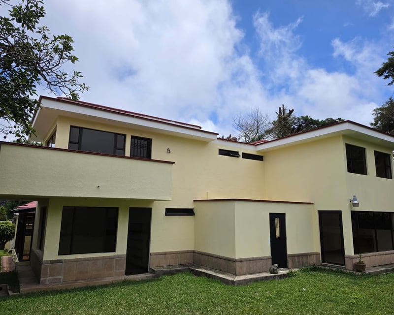 Amplia Casa en Condominio La Kascada | Km.16 Carretera a El Salvador