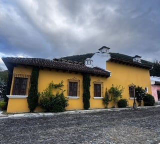 Renta de preciosa casa dentro de exclusivo residencial