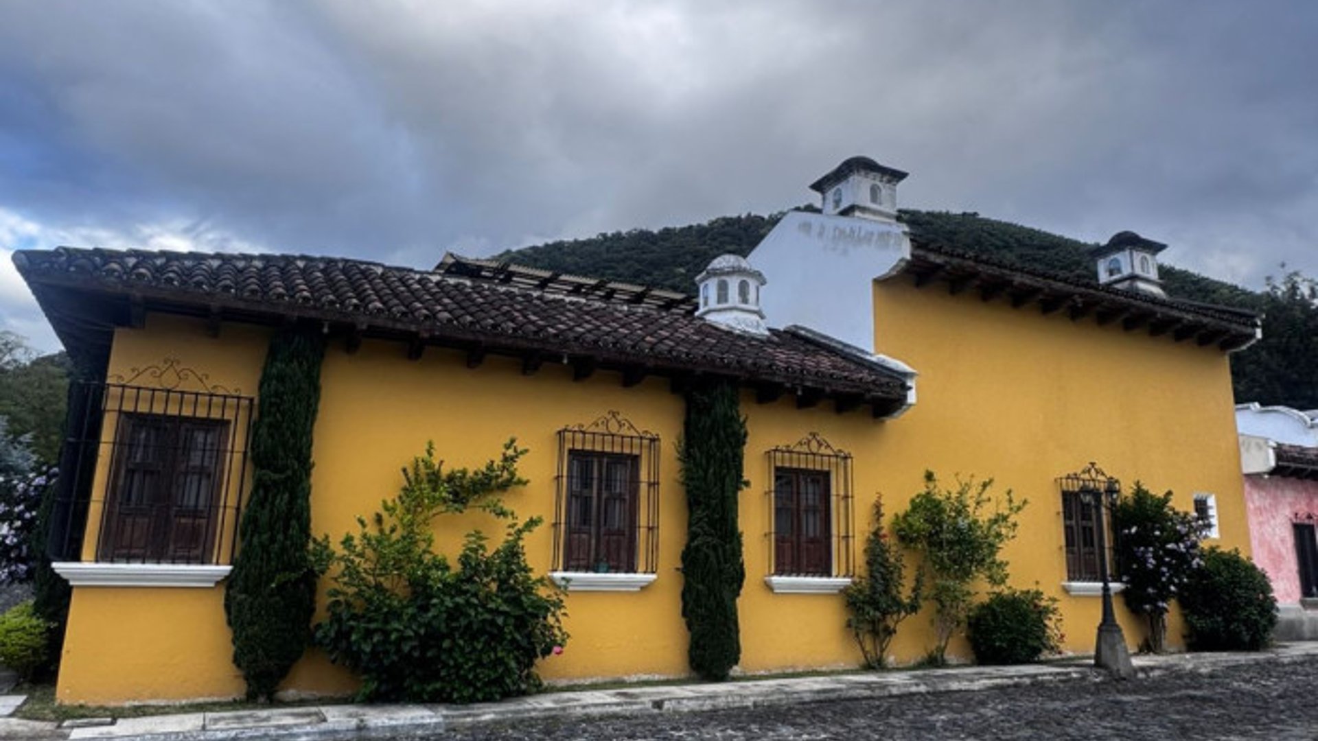 Renta de preciosa casa dentro de exclusivo residencial