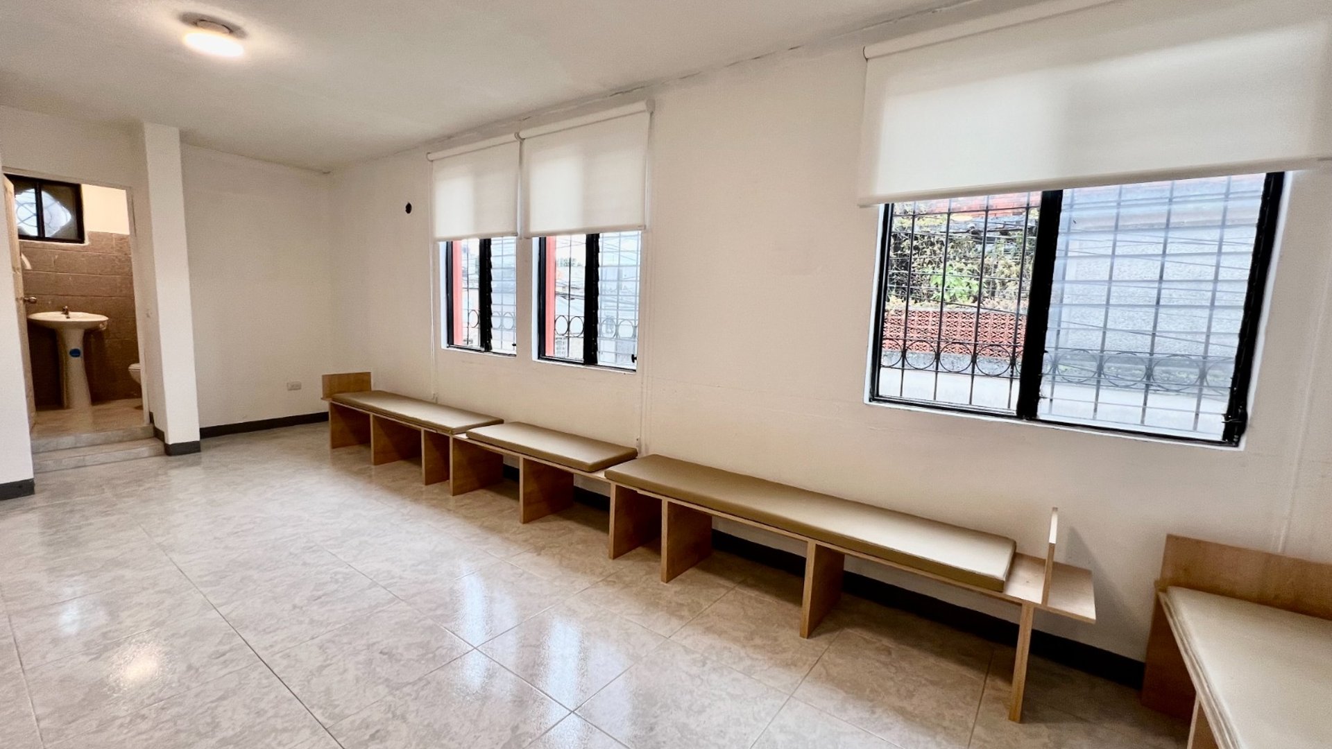 RENTA DE OFICINAS/CLINICAS EN ZONA 1 | NIVEL COMPLETO EN PLANTA 2 - Miniatura 4