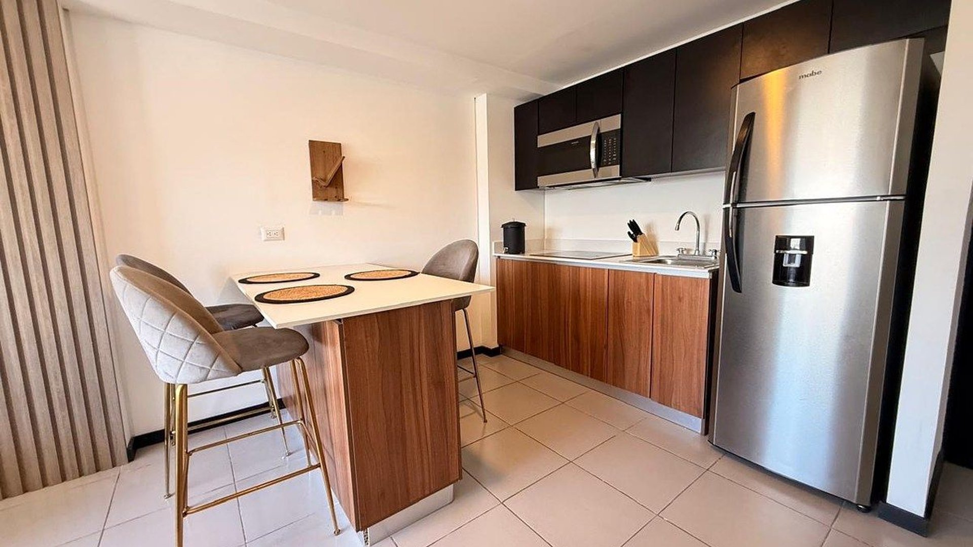 APARTAMENTO EN VENTA AMUEBLADO  ZONA 14 LA VILLA - Miniatura 2