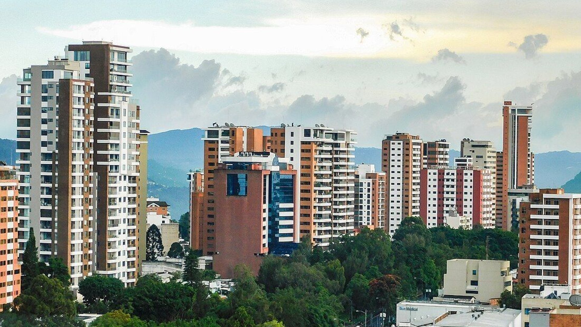 Local en Renta en prestigiosa plaza zona 14