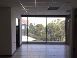 Oficina en renta, 6 ambientes, zona 10 - 5