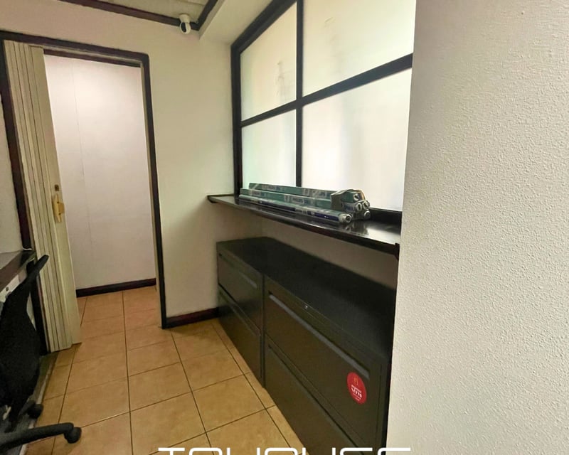 OFICINA EN RENTA ZONA 9 AMUEBLADA  