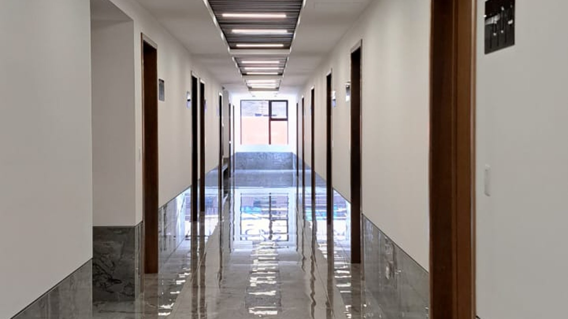 Oficina - Clinica en renta en zona 14 Edificio Prospere Ref-5777