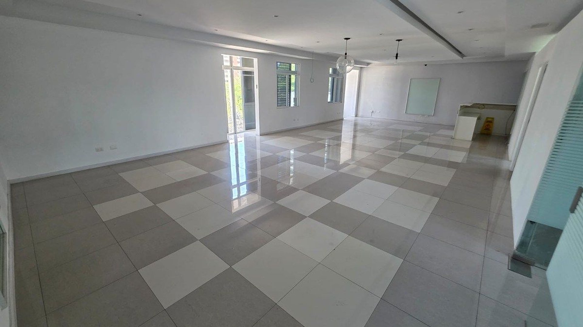 PROPIEDAD EN ALQUILER IDEAL PARA SHOWROOM U OFICINAS – ZONA 10 - Miniatura 4