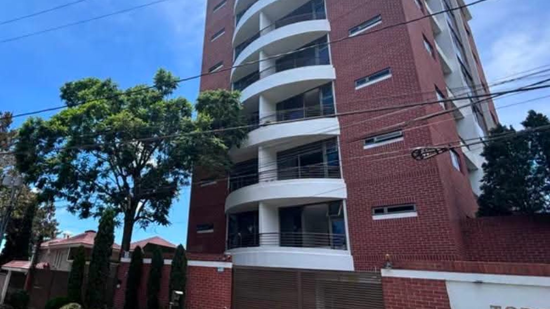 Bello Apartamento en Venta Zona 15 - Image 1