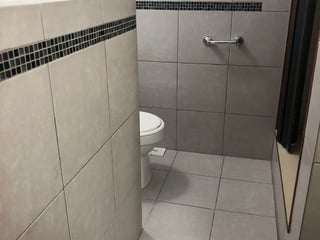 Alquiler o venta de oficina en El Edificio Reforma Montufar  - 4