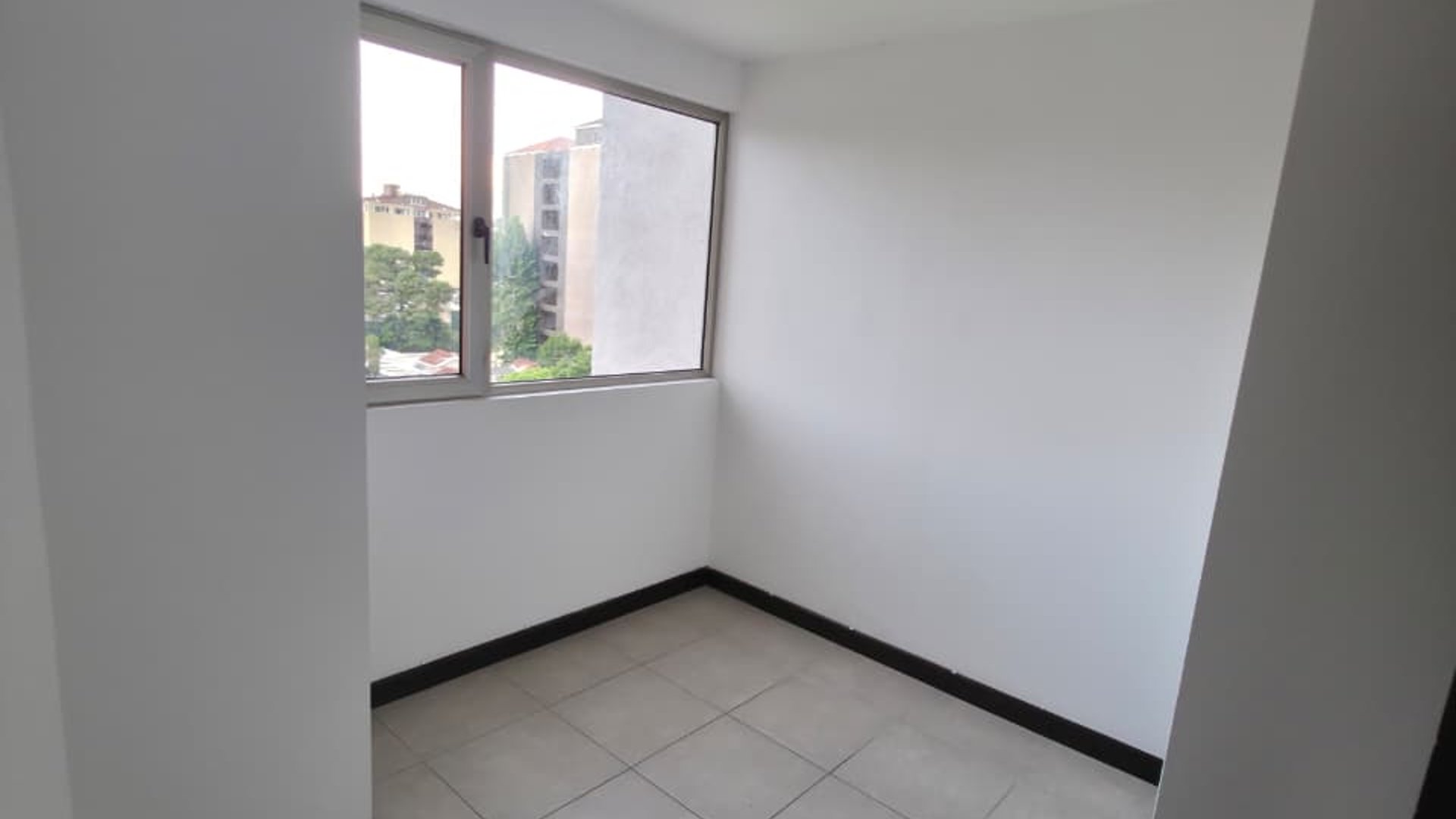 Apartamento con habitacion de servicio 3 habitaciones zona 14 Ref-5941 - Miniatura 7