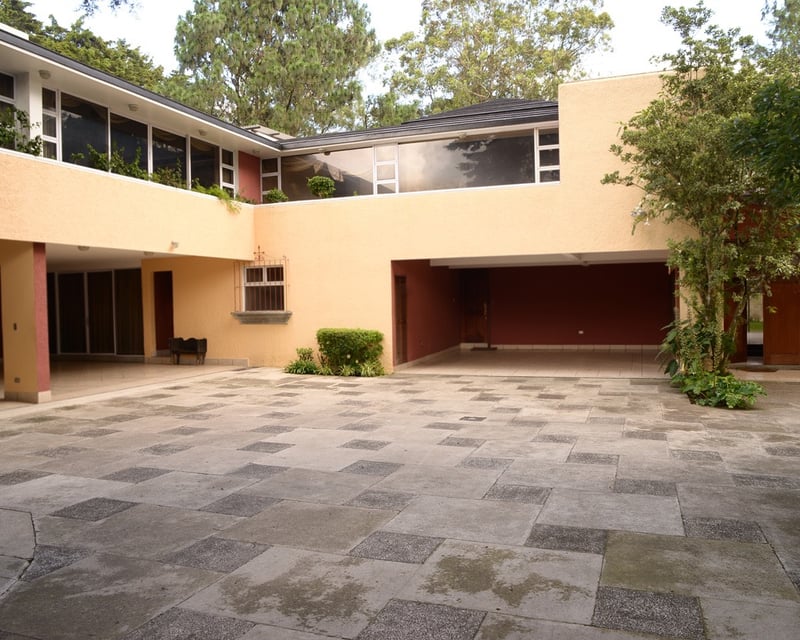 Amplia casa de 3 habitaciones + estudio en venta, Muxbal