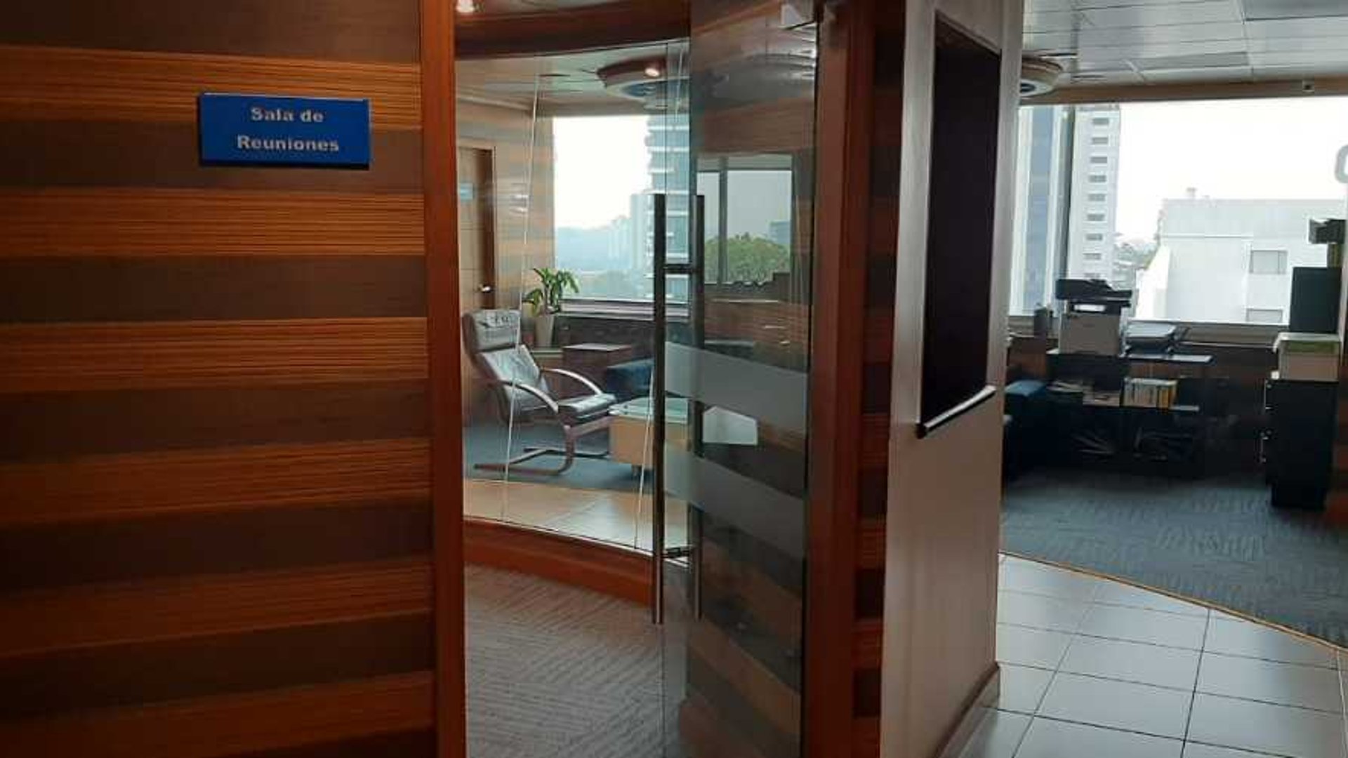 Vendo o Rento amplias oficinas Edif Avante Zona 15 - Miniatura 9