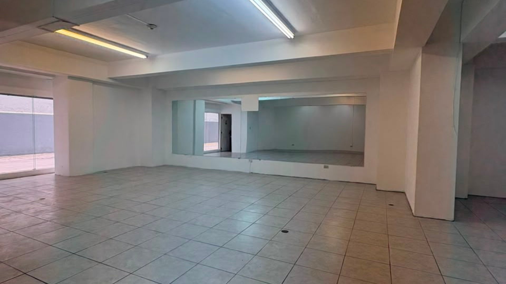 ???? LOCAL COMERCIAL EN RENTA – 111 M² | MURANO CENTER | ZONA 10 - Miniatura 3
