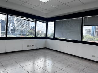 📍 OFICINA EN RENTA – 131.34 M² + 6 OFICINAS | ATLANTIS | ZONA 10 - 3
