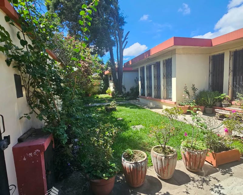 CASA CON TERRENO AMPLIO EN VENTA LAS CHARCAS ZONA 11