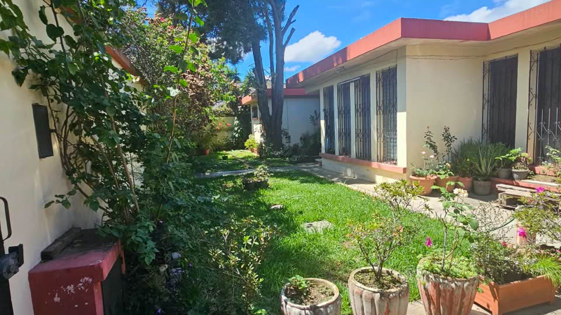 CASA CON TERRENO AMPLIO EN VENTA LAS CHARCAS ZONA 11
