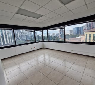 Oficina en Alquiler en Zona 10 en Edificio Corporativo