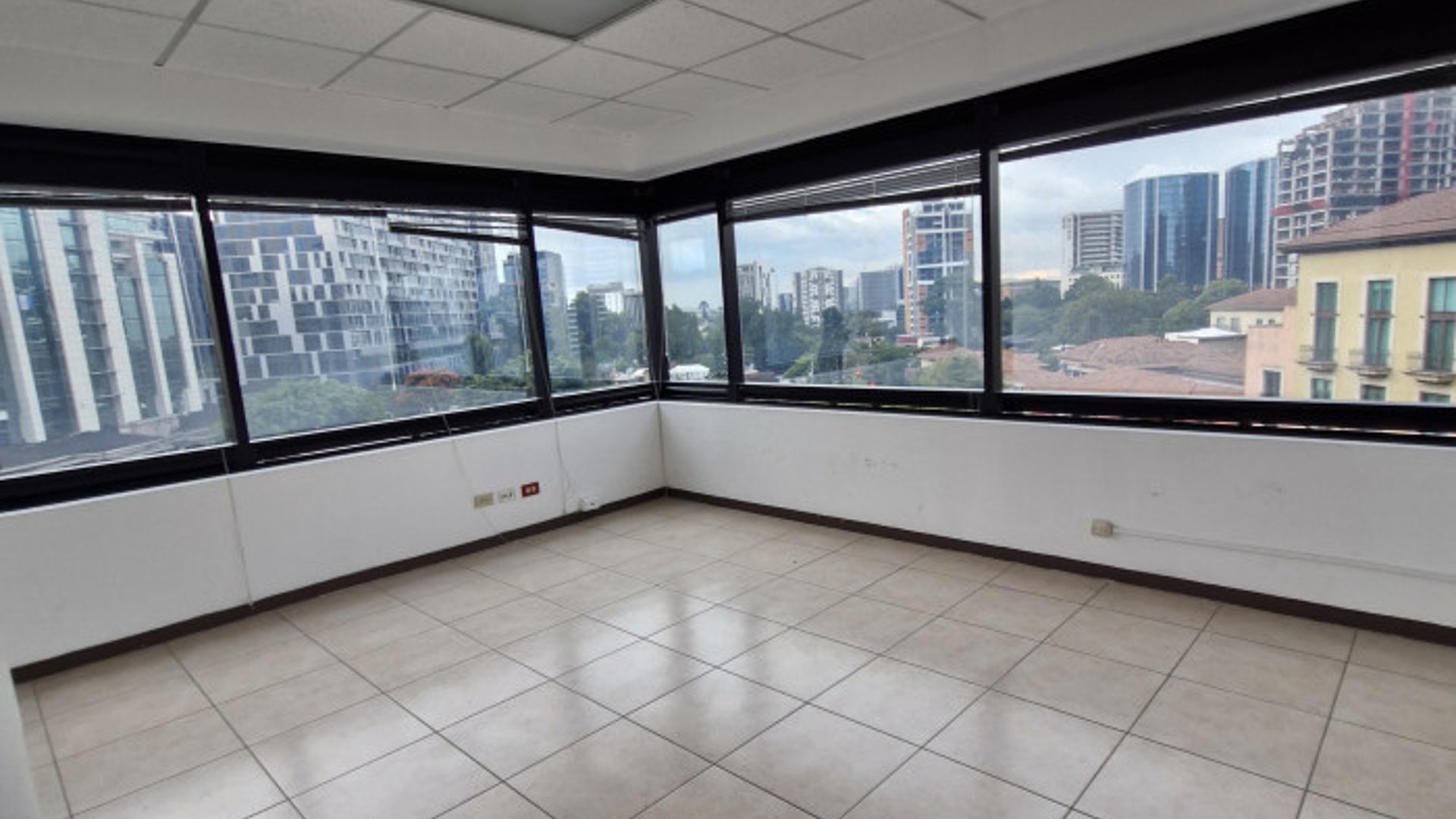 Oficina en Alquiler en Zona 10 en Edificio Corporativo