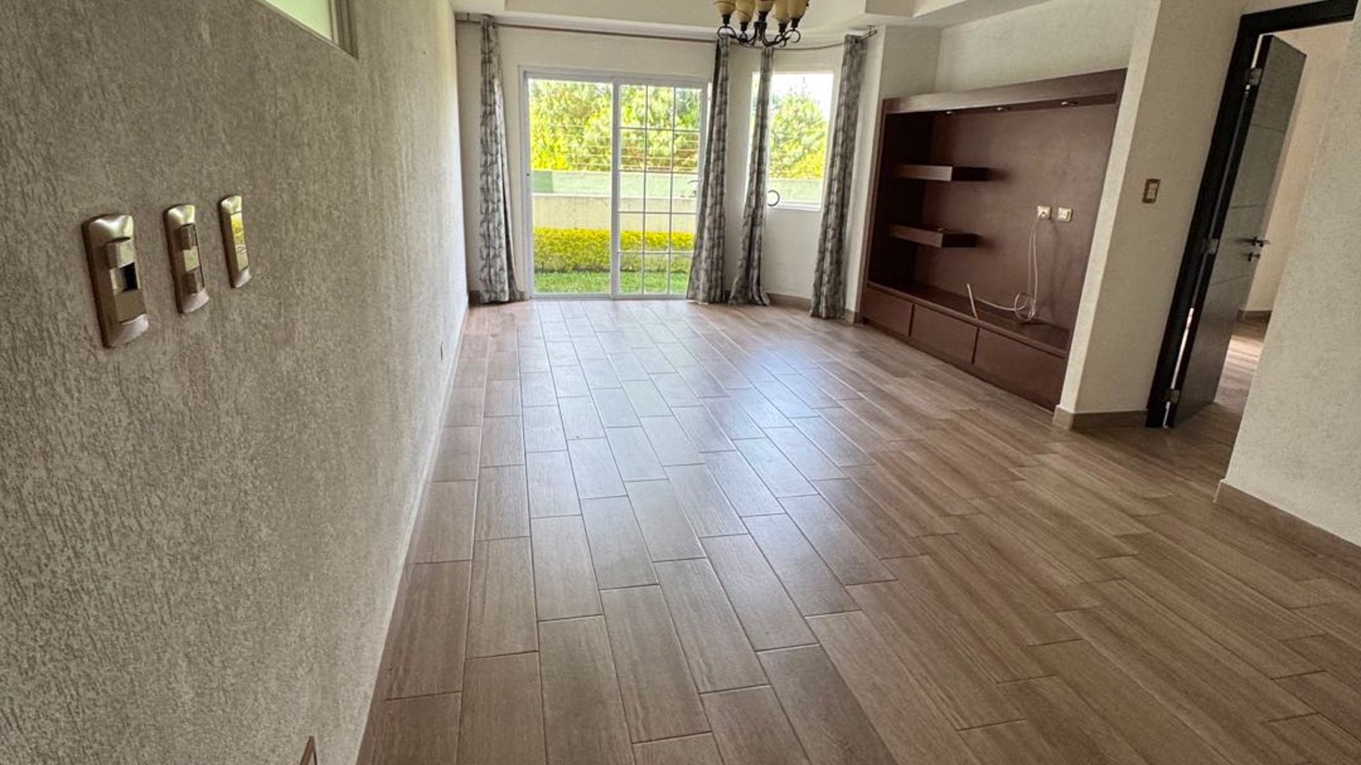 Alquiler apartamento 2 Dormitorios con jardín | La Vista Zona 16 (B)
