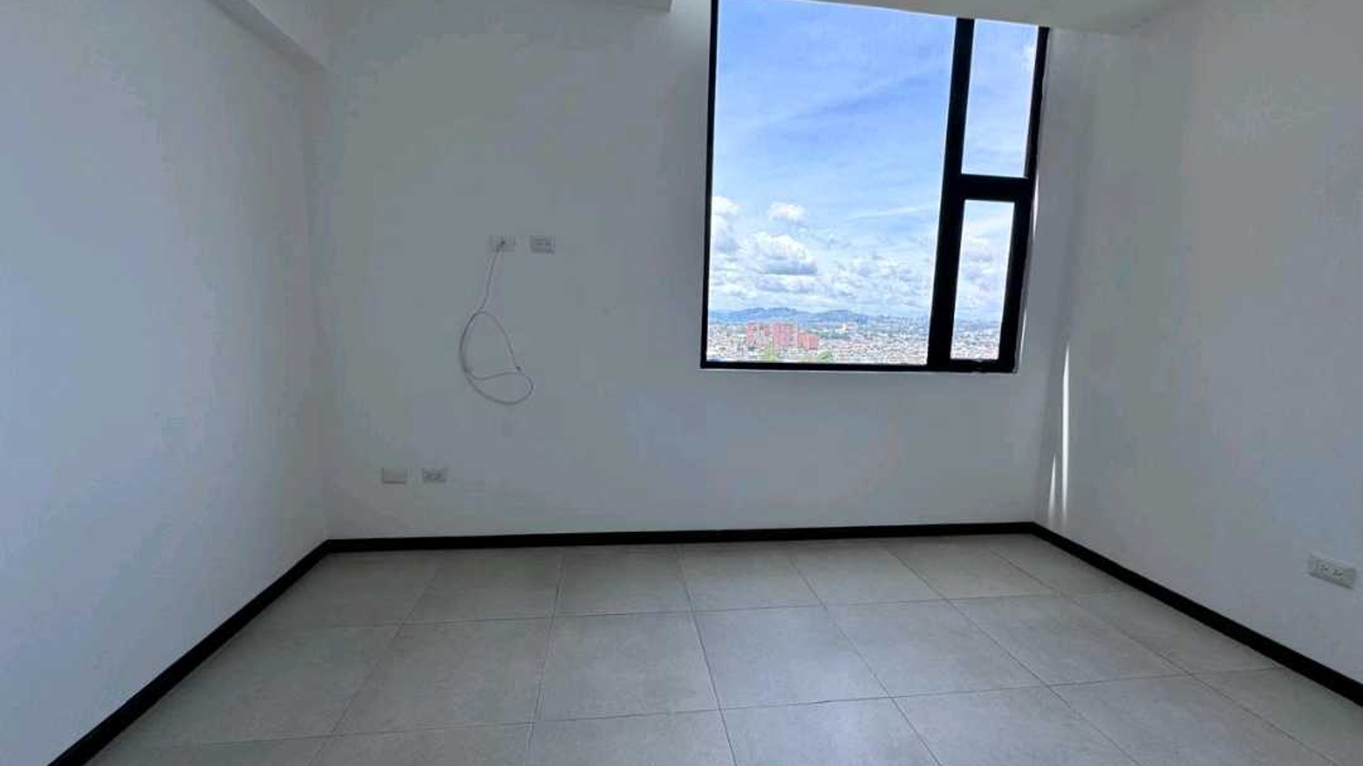 APARTAMENTO EN ALQUILER ???? Edificio Mira 10, Zona 10 Ciudad Vieja - Miniatura 4