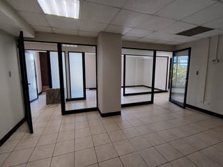 Alquilo amplia Oficina en edificio 74 en zona 9 Ref-4769 - 3