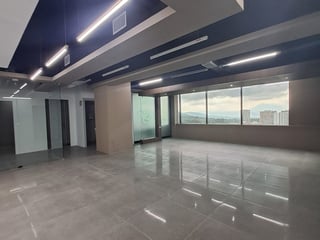 Venta o Alquiler de Oficina en Europlaza zona 14 - Image 2