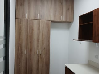 Rento Oficina Comercial en Zona 15 - Image 16