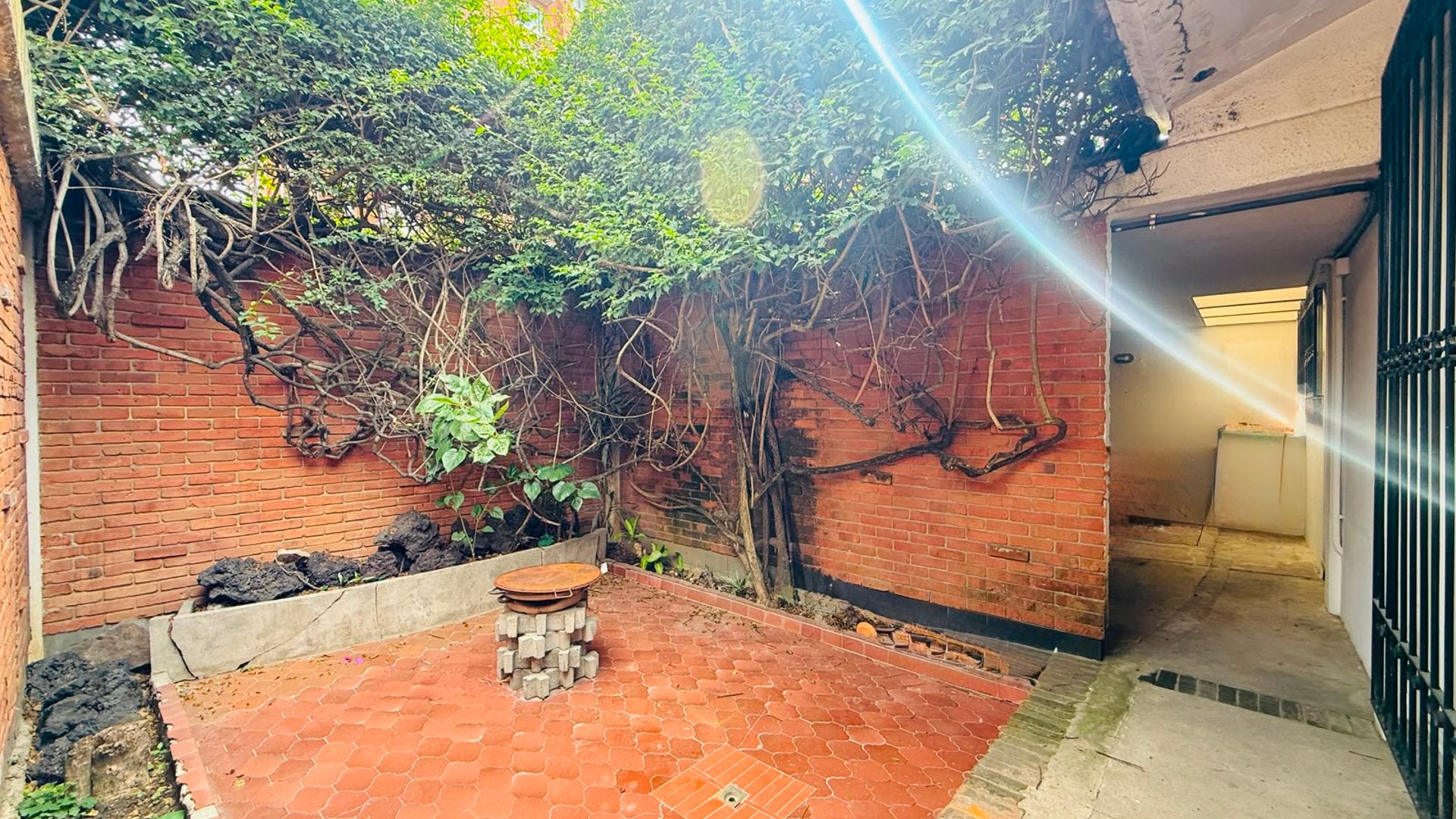 ALQUILER DE AMPLIA CASA IDEAL PARA COMERCIO U OFICINAS - ZONA 10 - Miniatura 19