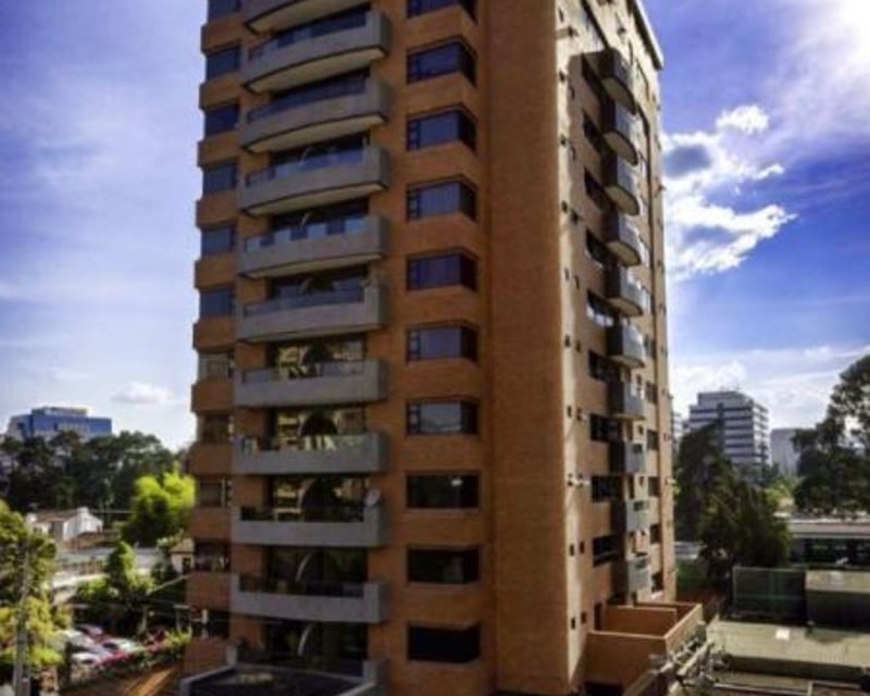 Apartamento en Renta en Edificio Altos de Santa Clara Zona 10 de 3 Habitaciones