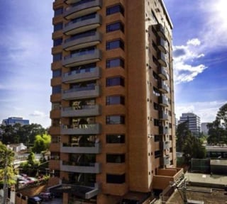 Apartamento en Renta en Edificio Altos de Santa Clara Zona 10 de 3 Habitaciones