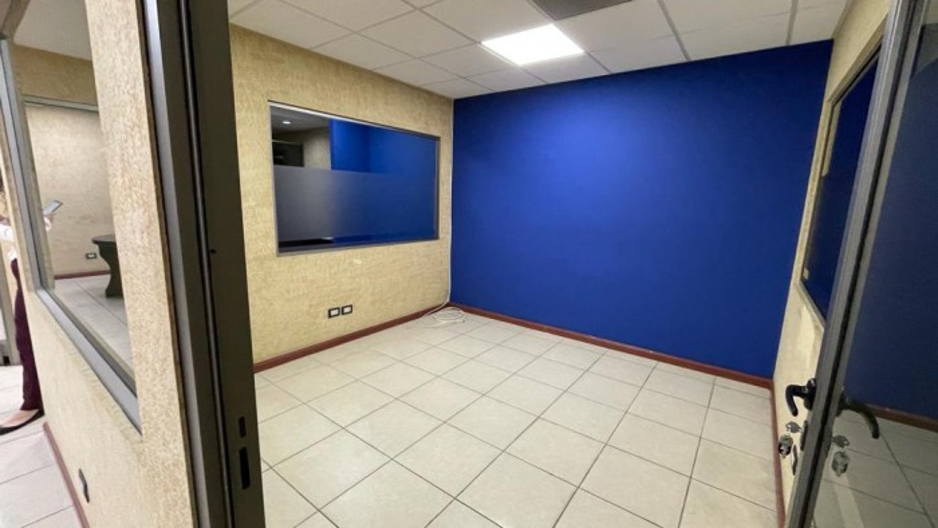 OFICINA COMERCIAL EN RENTA, AREA EL NARANJO - Miniatura 3