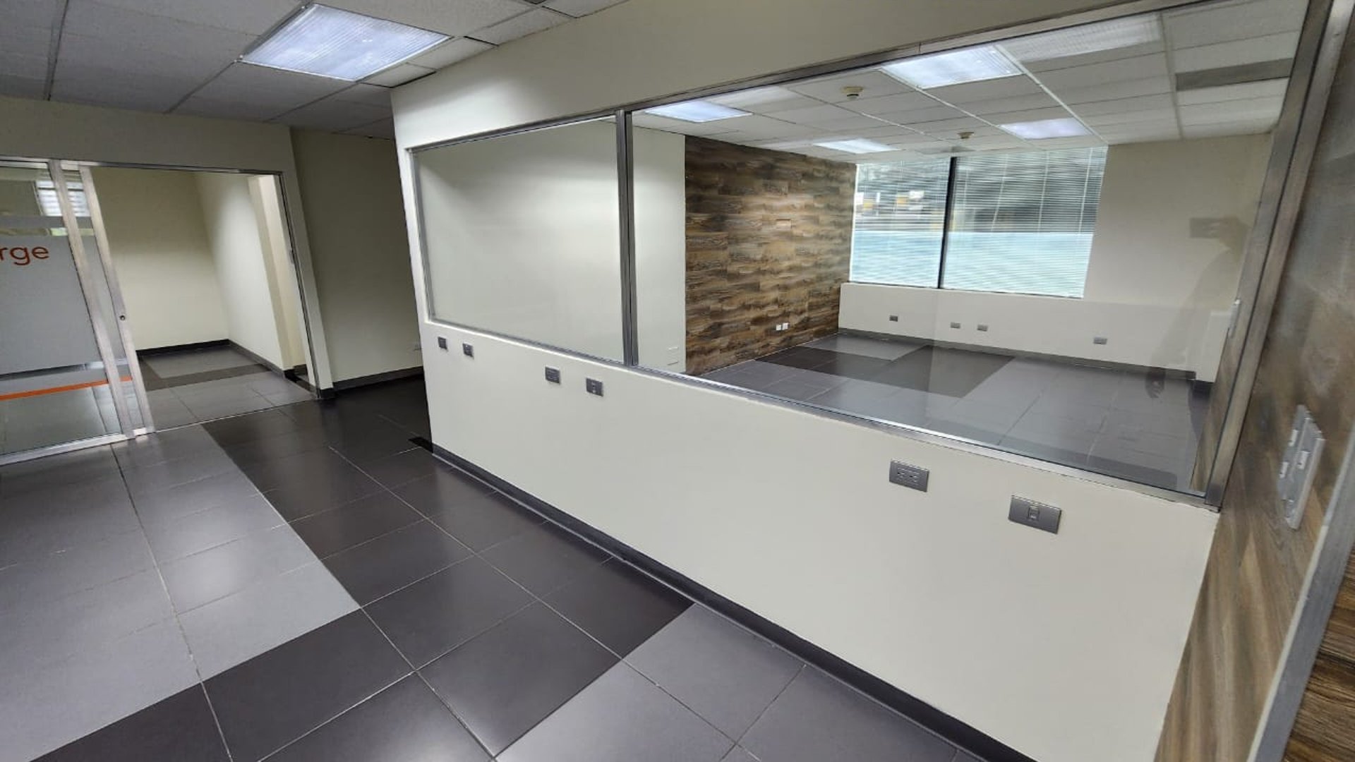 Oficina en renta en zona 14 Ref-4964