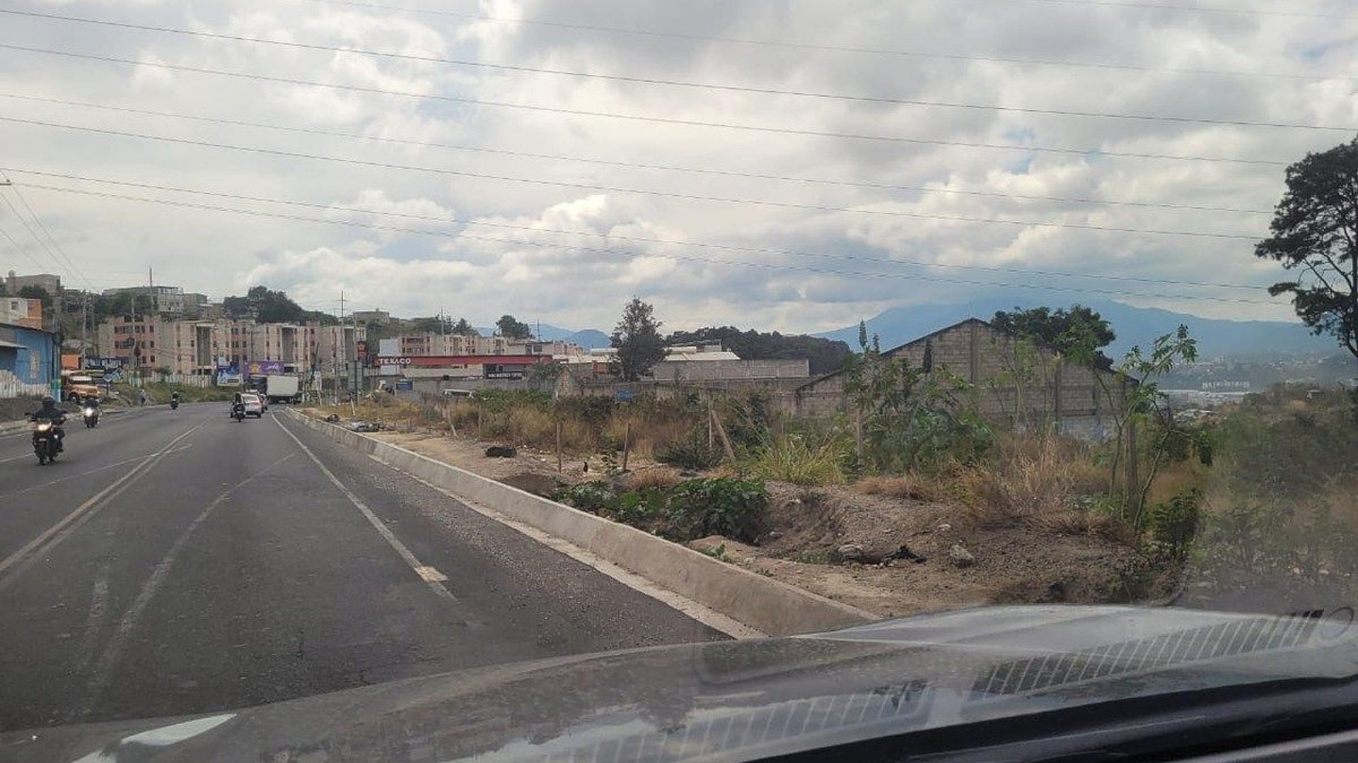 TERRENO COMERCIAL EN VENTA — UNA MANZANA SOBRE AVENIDA PETAPA - Miniatura 5