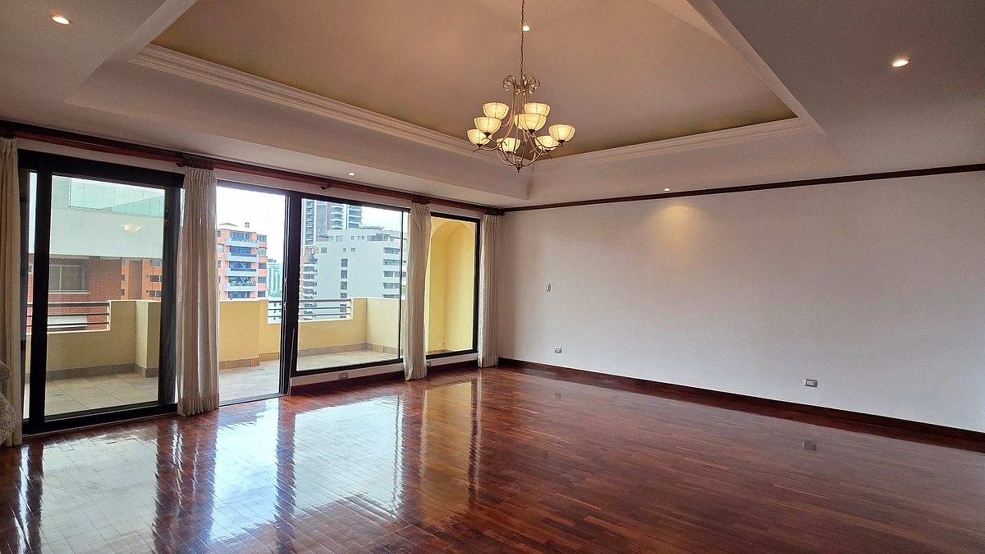 Penthouse en Venta – Zona 10 - Miniatura 2