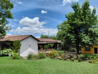  AMPLIA PROPIEDAD CON RESIDENCIA, JARDIN Y AREA DE BOSQUE EN ANTIGUA - 2