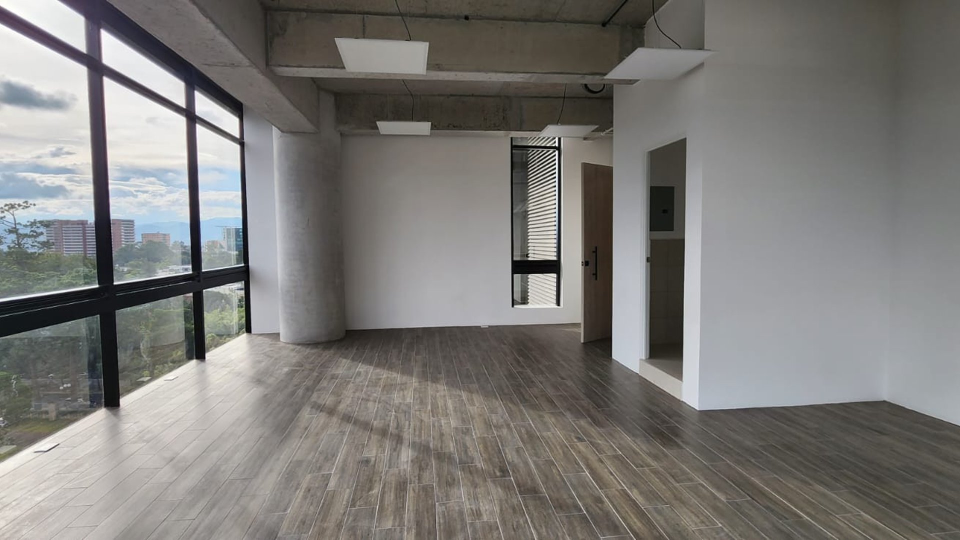 Oficina en Venta o Renta en zona 14 - Miniatura 4
