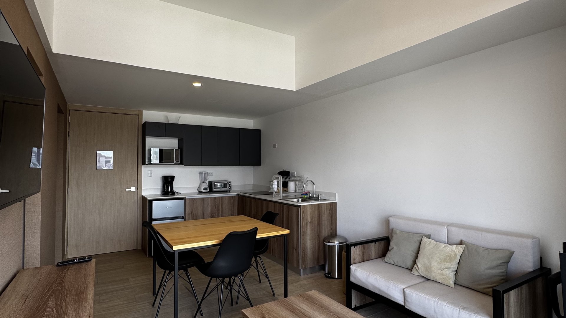 Apartamento Amueblado en venta en Zona 10 Nivel Medio