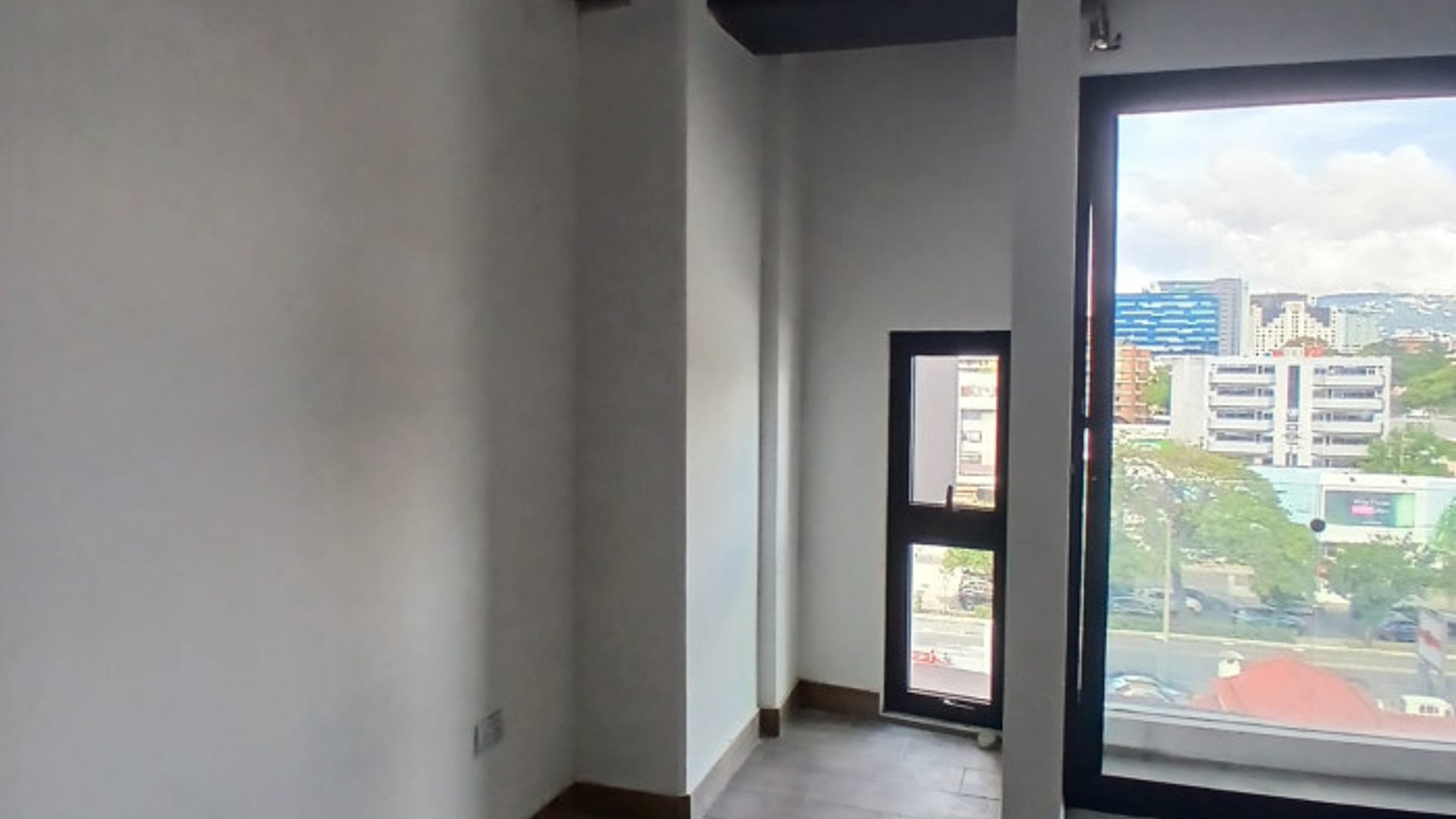 Oficina Comercial en Renta en zona 9 - Miniatura 9