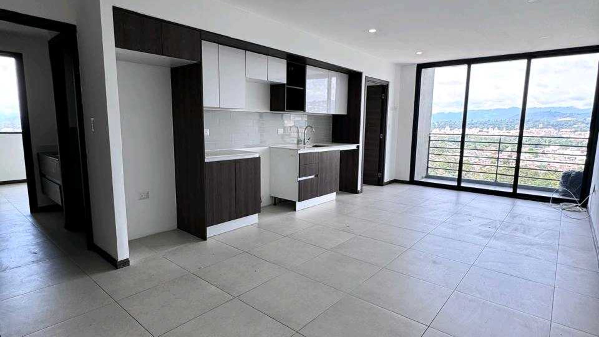 APARTAMENTO EN ALQUILER ???? Edificio Mira 10, Zona 10 Ciudad Vieja - Miniatura 2