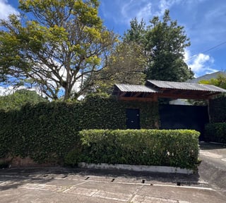 Venta casa a desniveles con jardín en Km 14.5 CAES dentro de Muxbal