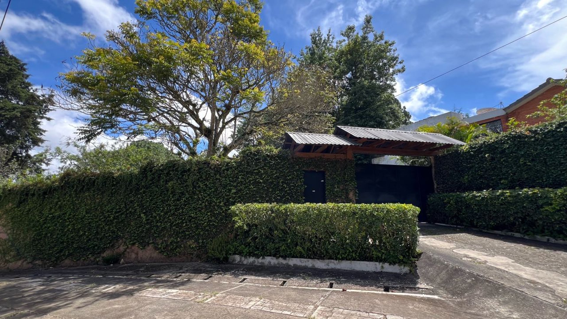 Venta casa a desniveles con jardín en Km 14.5 CAES dentro de Muxbal