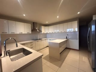 🏢 Apartamento en Zona 14 – 321 m² | 3 Dormitorios con baño | Balcones - 2