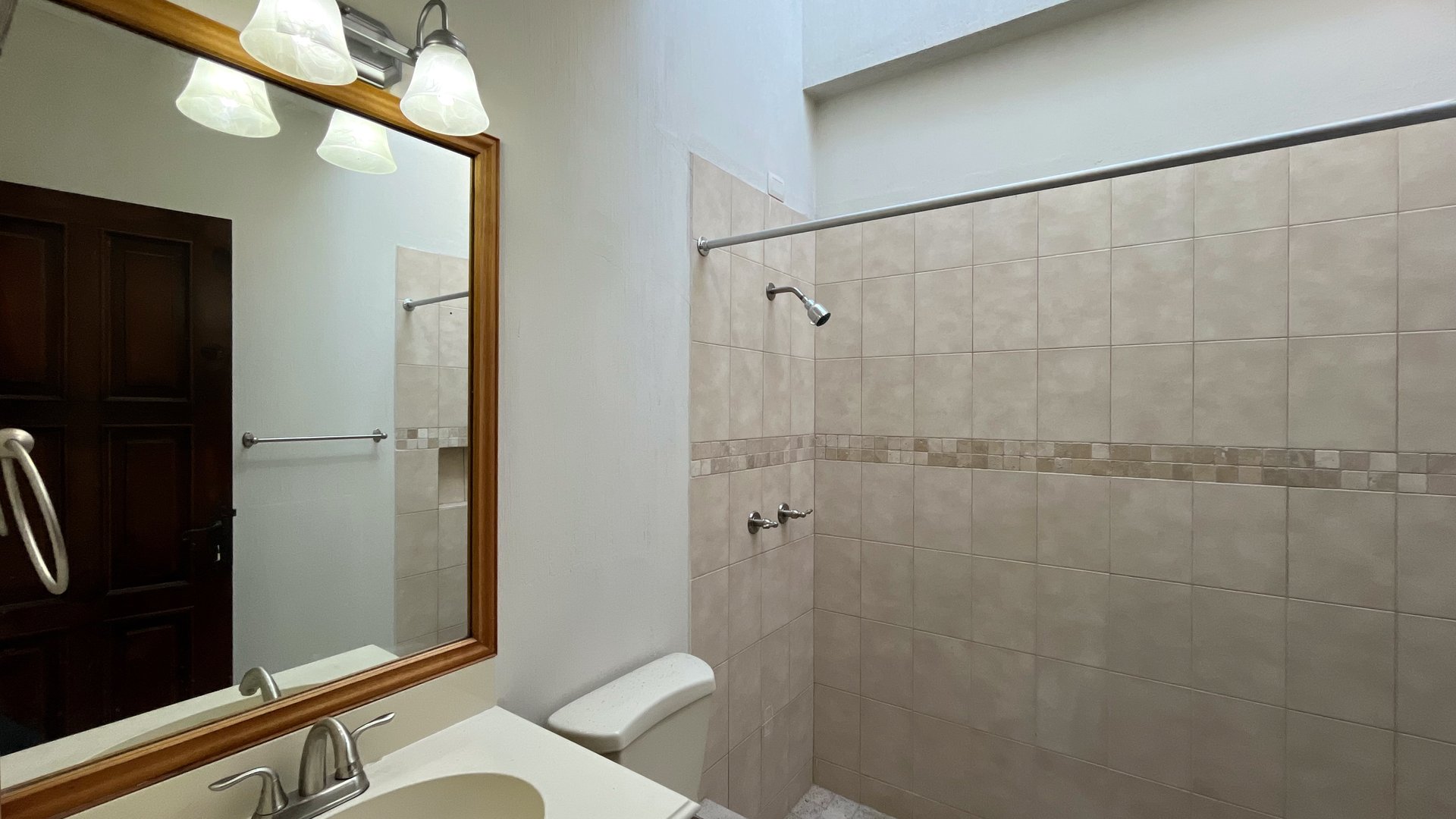 Casa grande en renta en zona 16 Kanajuyu 2 - Miniatura 17