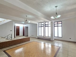 Casa grade en Venta Las Hojarascas Zona 1 de Mixco - 4
