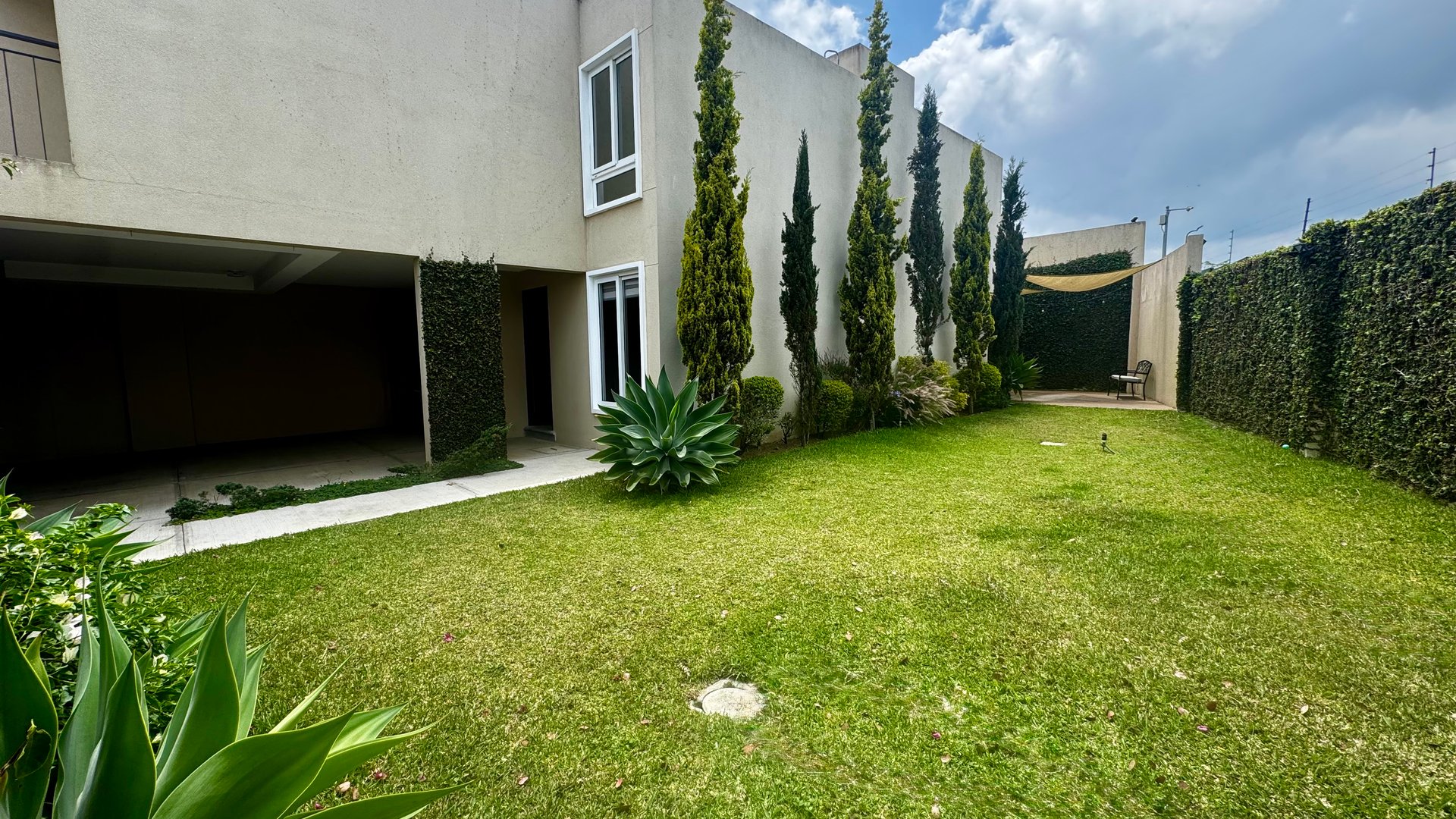 Casa de esquina en venta, Cumbres de la Arboleda - Image 1