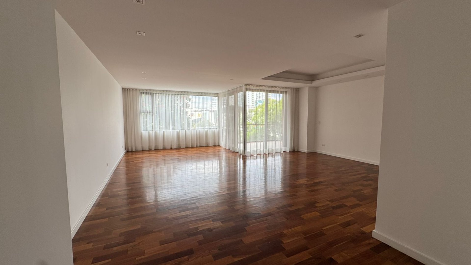 Apartamento amueblado en renta de 3 habitaciones en zona 10 Ref-5493