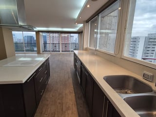 EN VENTA/RENTA AMPLIO APARTAMENTO REMODELADO ZONA 10 - 3