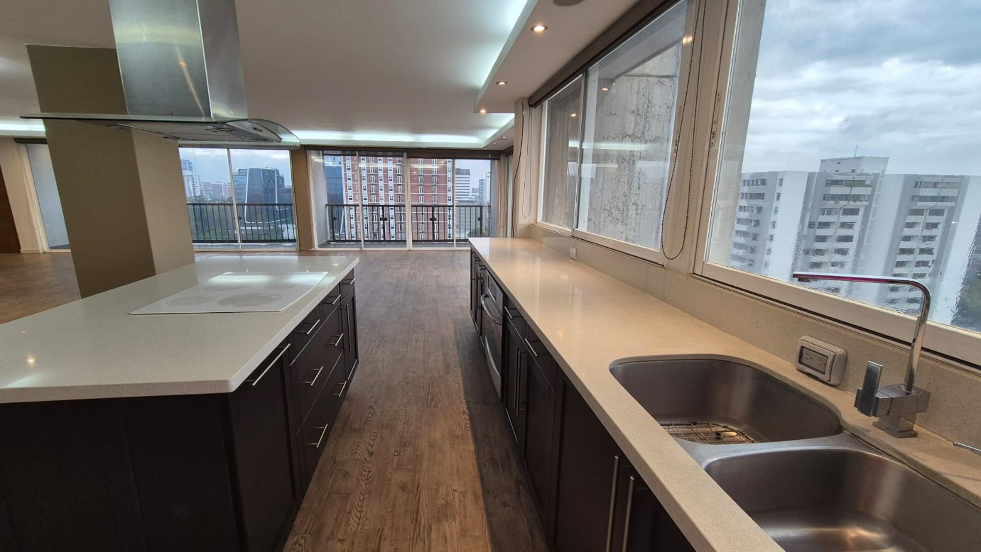 EN VENTA AMPLIO APARTAMENTO REMODELADO ZONA 10 - Miniatura 3
