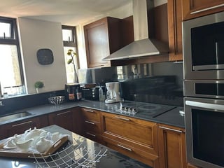 Apartamento Amueblado en Venta en Zona 10 – Nivel Alto con Amplio Balcón - 4